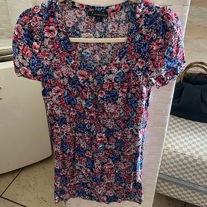 Easy to transform from day to night, trendy and flattering dress! Wore once!